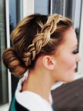 Simple yet Sophisticated Wedding Hairstyles for Bridesmaids Picture